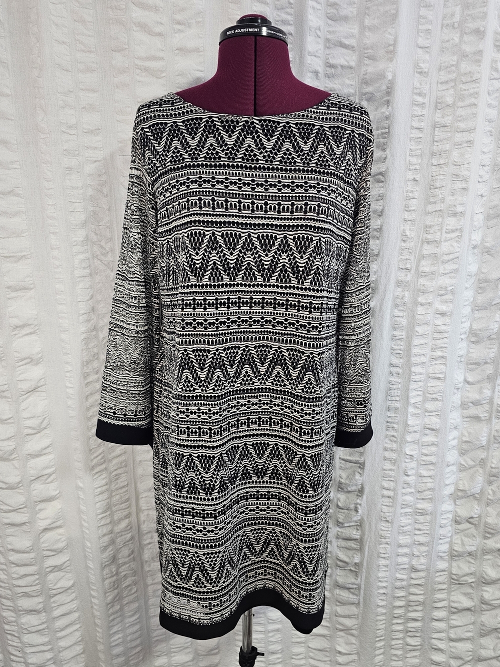 GNW Black and White Geometric Long Sleeve Shift Dress